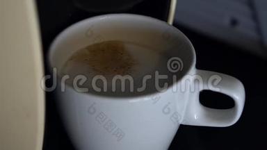 <strong>意式咖啡</strong>从机器倒入白色杯子的缓慢运动。